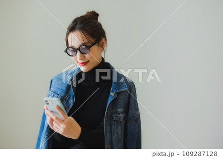 スマホを操作する若い女性 スマホを操作する若い女性 109287128
