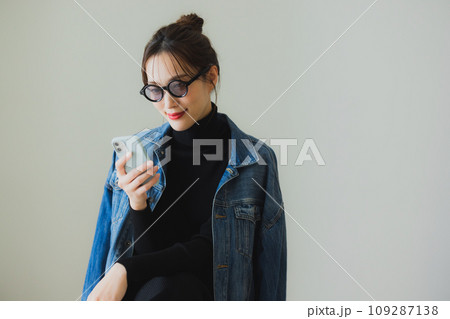 スマホを操作する若い女性 スマホを操作する若い女性 109287138