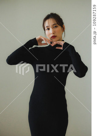 頬杖をつく黒いニットの女性　 109287159