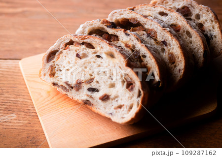 カットした天然酵母100%のライ麦入りレーズンパン カットした天然酵母100%のライ麦入りレーズンパン 109287162