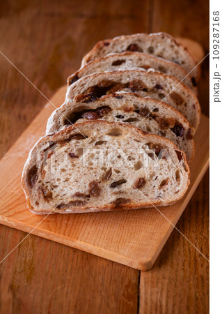 カットした天然酵母100%のライ麦入りレーズンパン カットした天然酵母100%のライ麦入りレーズンパン 109287168