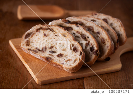 カットした天然酵母100%のライ麦入りレーズンパン カットした天然酵母100%のライ麦入りレーズンパン 109287171