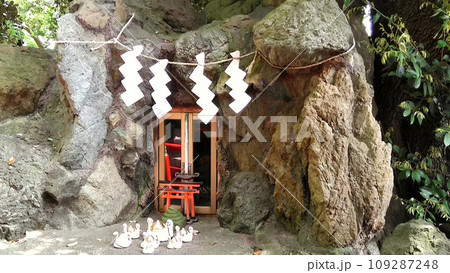 小さな祠 109287248