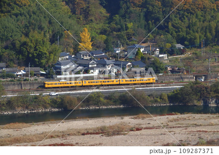 高梁川の紅葉と伯備線115系電車 高梁川の紅葉と伯備線115系電車 109287371