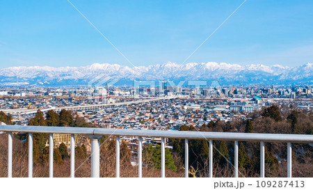 呉羽山公園から富山市街と立山連峰の眺め(冬) 呉羽山公園から富山市街と立山連峰の眺め(冬) 109287413
