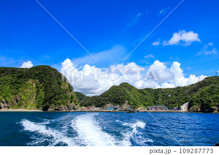 美しい中木の海とヒリゾ浜渡船。  静岡県伊豆半島賀茂郡南伊豆町中木港。 2023年8月27日撮影。 109287773