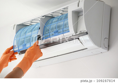 Asian man hand hold air conditioner filter cleaning concept 109287814