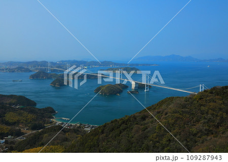 亀老山展望公園から瀬戸内海の島々と来島海峡大橋を望む(日本 広島県尾道市瀬戸田町) 亀老山展望公園から瀬戸内海の島々と来島海峡大橋を望む(日本 広島県尾道市瀬戸田町) 109287943