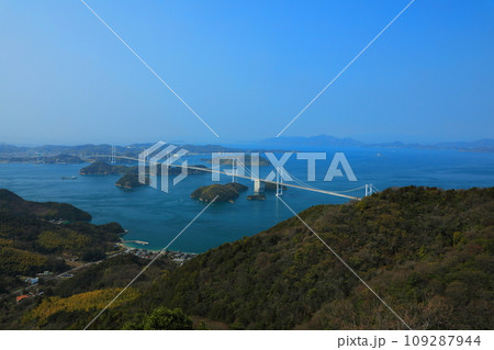 亀老山展望公園から瀬戸内海の島々と来島海峡大橋を望む(日本 広島県尾道市瀬戸田町) 亀老山展望公園から瀬戸内海の島々と来島海峡大橋を望む(日本 広島県尾道市瀬戸田町) 109287944