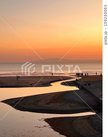 夕焼けに染まる海、由比ヶ浜海岸の夕景、コピースペースのある海と空の風景、海と砂浜とオレンジ色の空 109288063