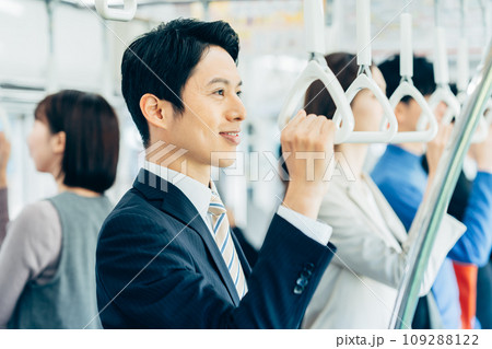 通勤電車のビジネスマン 撮影協力「京王電鉄株式会社」 通勤電車のビジネスマン 撮影協力「京王電鉄株式会社」 109288122