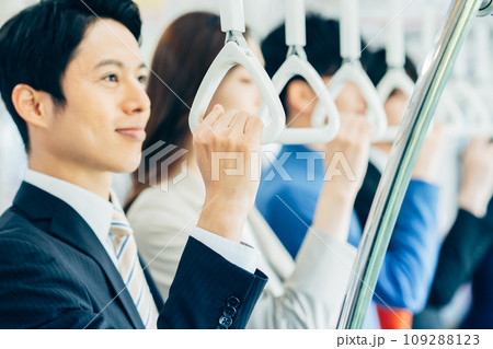 通勤電車のビジネスマン　撮影協力「京王電鉄株式会社」 109288123