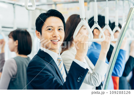 通勤電車のビジネスマン　撮影協力「京王電鉄株式会社」 109288126