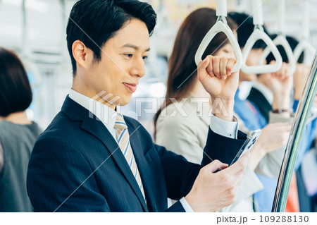 通勤電車のビジネスマン　撮影協力「京王電鉄株式会社」 109288130