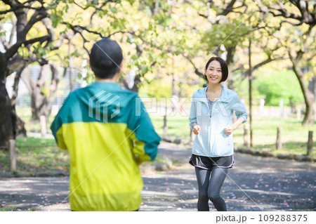 すれ違うランナー ランニング すれ違うランナー ランニング 109288375