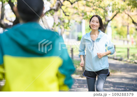 すれ違うランナー ランニング すれ違うランナー ランニング 109288379