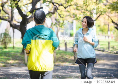 すれ違うランナー　ランニング 109288384