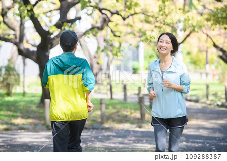 すれ違うランナー ランニング すれ違うランナー ランニング 109288387