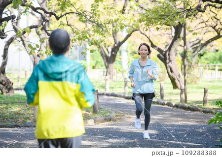 すれ違うランナー　ランニング 109288388