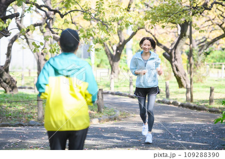 すれ違うランナー ランニング すれ違うランナー ランニング 109288390