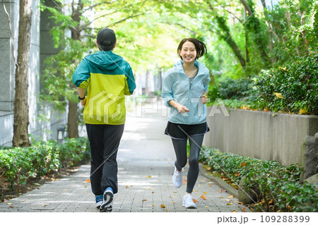 すれ違うランナー ランニング すれ違うランナー ランニング 109288399