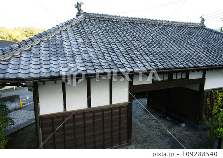 横須賀市　永島家の長屋門 109288540
