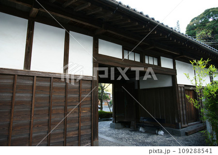 横須賀市　永島家の長屋門 109288541
