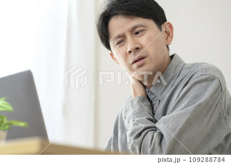 首が痛い男性　首痛　スマホ首　首凝り　ストレートネック 109288784