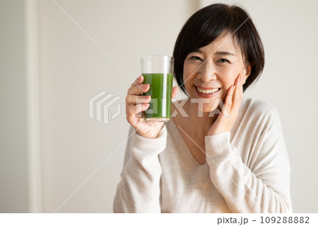 青汁・野菜ジュースを飲む女性 青汁・野菜ジュースを飲む女性 109288882