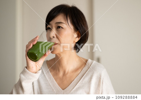 青汁・野菜ジュースを飲む女性 109288884