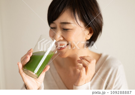 青汁・野菜ジュースを飲む女性 青汁・野菜ジュースを飲む女性 109288887