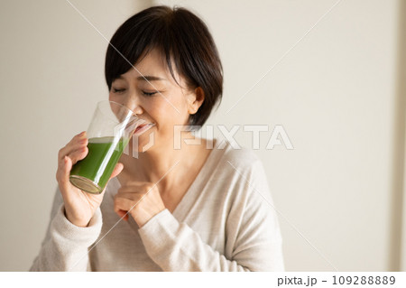 青汁・野菜ジュースを飲む女性 109288889