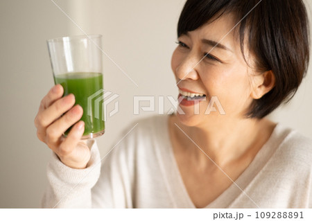 青汁・野菜ジュースを飲む女性 109288891