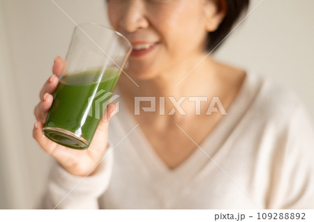 青汁・野菜ジュースを飲む女性 109288892