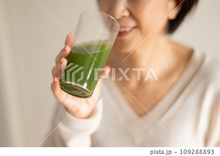 青汁・野菜ジュースを飲む女性 青汁・野菜ジュースを飲む女性 109288893