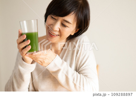 青汁・野菜ジュースを飲む女性 青汁・野菜ジュースを飲む女性 109288897