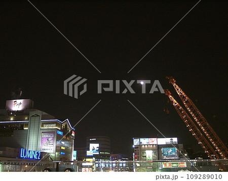 「風景の記憶・聖夜の新宿駅南口(2002.12)」コールドムーンと2頭のキリン。月齢13.8 「風景の記憶・聖夜の新宿駅南口(2002.12)」コールドムーンと2頭のキリン。月齢13.8 109289010