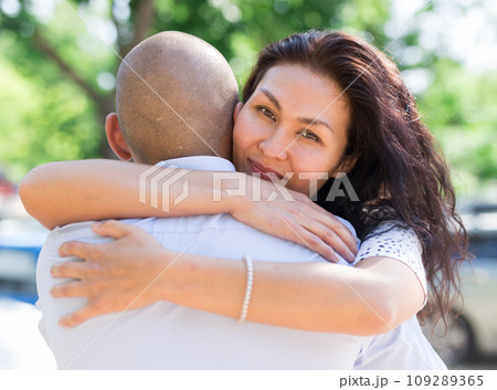 Happy couple reunion in the street Happy couple reunion in the street 109289365