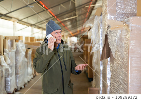 Storekeeper having telephone conversation during working day 109289372