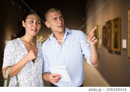couple admiring art work 109289430