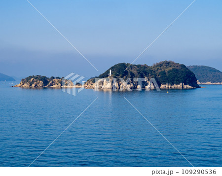 稲毛島(香川県高松市庵治町)と瀬戸内海の風景。 109290536