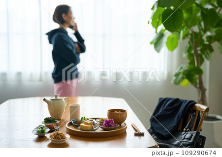 出勤前に連絡をする女性 109290674