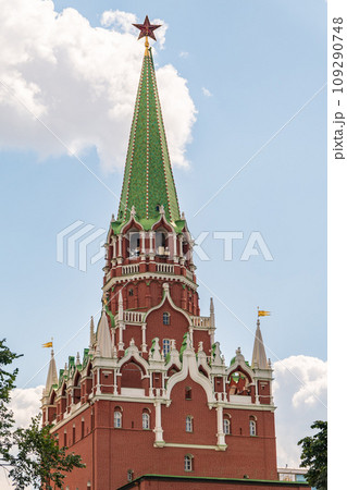 Troitskaya tower of Moscow Kremlin on a blue sky background in sunny summer day 109290748