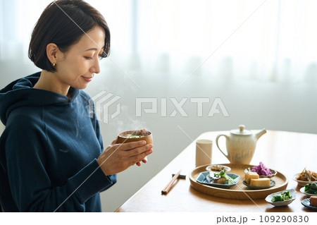 温かい味噌汁を手に持つ女性 109290830