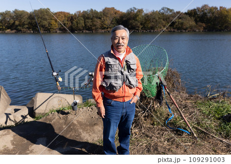 川で釣りを楽しむ男性 109291003