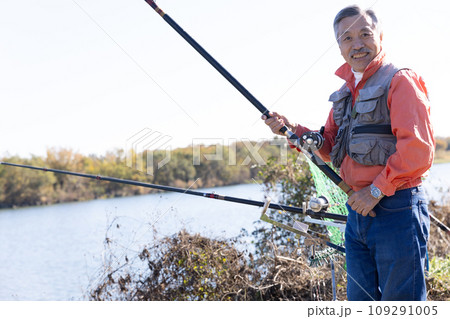 川で釣りを楽しむ男性 川で釣りを楽しむ男性 109291005