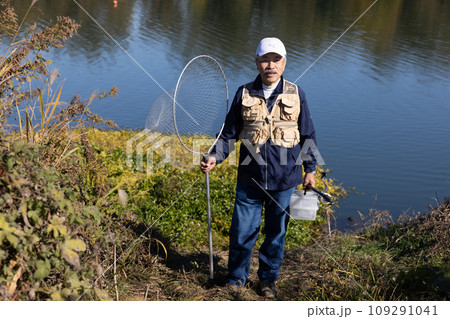 川で釣りを楽しむ男性 109291041