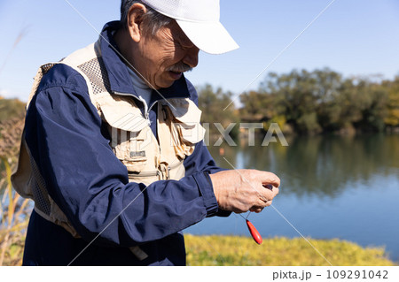 川で釣りを楽しむ男性 109291042