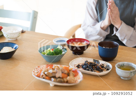 和食のいただきます　一汁三菜の朝ごはん 109291052