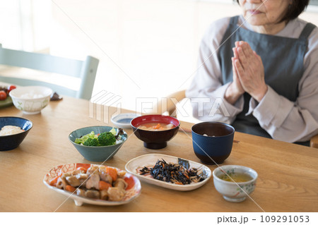 和食のいただきます　一汁三菜の朝ごはん 109291053